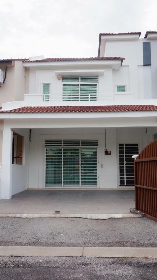 E'S Suite- Homestay That Fits 8 Pax Comfortably. Ipoh Eksteriør bilde